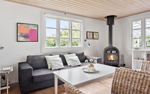 Skrolan - 200M from the Sea: Möbel, Interior Design, Flooring, Couch, Fussboden, Wohnzimmer, Holz, Zimmer, Decke, Tabelle