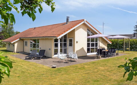 Wreth - 300M from the Sea: Blau, Strauch, Hütte, Ground, Garten, Estate, Schatten, Landscaping, Bauernhaus, Eco Hotel