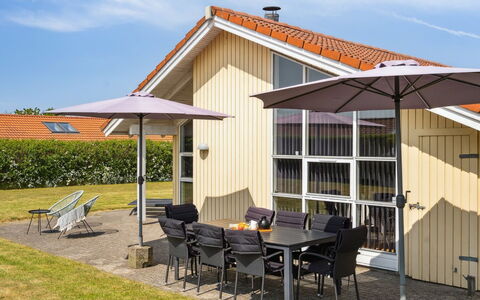 Wreth - 300M from the Sea: Blau, Strauch, Hütte, Ground, Garten, Estate, Schatten, Landscaping, Bauernhaus, Eco Hotel