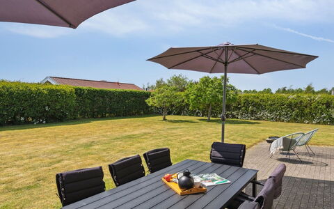 Wreth - 300M from the Sea: Blau, Strauch, Hütte, Ground, Garten, Estate, Schatten, Landscaping, Bauernhaus, Eco Hotel