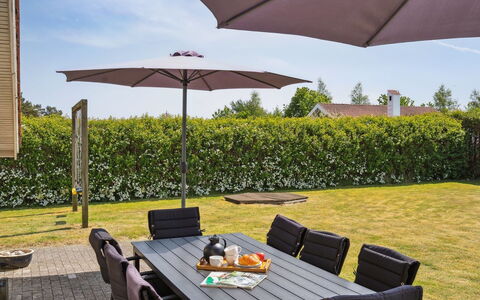 Wreth - 300M from the Sea: Blau, Strauch, Hütte, Ground, Garten, Estate, Schatten, Landscaping, Bauernhaus, Eco Hotel