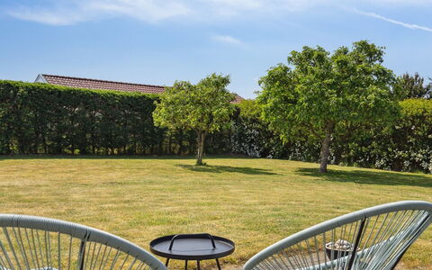 Wreth - 300M from the Sea: Blau, Strauch, Hütte, Ground, Garten, Estate, Schatten, Landscaping, Bauernhaus, Eco Hotel