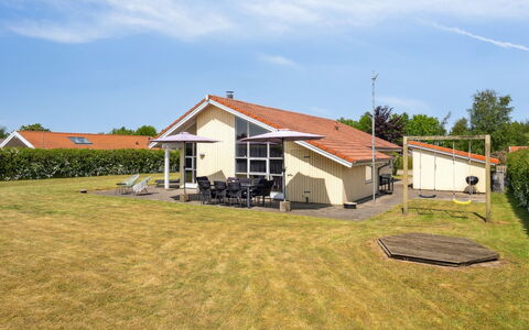 Wreth - 300M from the Sea: Blau, Strauch, Hütte, Ground, Garten, Estate, Schatten, Landscaping, Bauernhaus, Eco Hotel