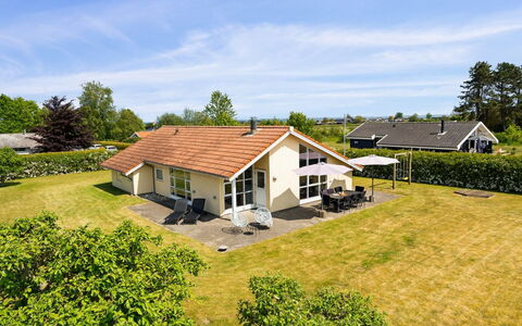 Wreth - 300M from the Sea: Blau, Strauch, Hütte, Ground, Garten, Estate, Schatten, Landscaping, Bauernhaus, Eco Hotel