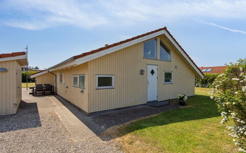 Wreth - 300M from the Sea: Blau, Strauch, Hütte, Ground, Garten, Estate, Schatten, Landscaping, Bauernhaus, Eco Hotel