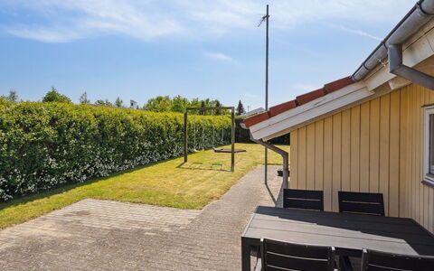 Wreth - 300M from the Sea: Blau, Strauch, Hütte, Ground, Garten, Estate, Schatten, Landscaping, Bauernhaus, Eco Hotel