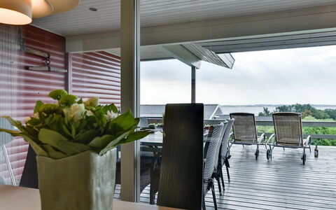 Miriam - 300M from the Sea: Dach, Haus, Grundstueck, Zuhause, Hütte, Estate, Gartenbauten, Schatten, Blockhaus, Landscaping