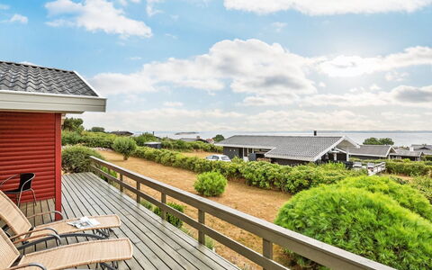 Miriam - 300M from the Sea: Dach, Haus, Grundstueck, Zuhause, Hütte, Estate, Gartenbauten, Schatten, Blockhaus, Landscaping