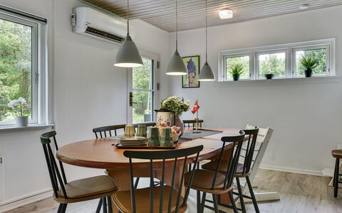 Thrugels - 200M from the Sea: Möbel, Interior Design, Flooring, Holz, Light Fixture, Decke, Esszimmer, Stuhl, Küche & Esszimmer Tisch, Tabelle