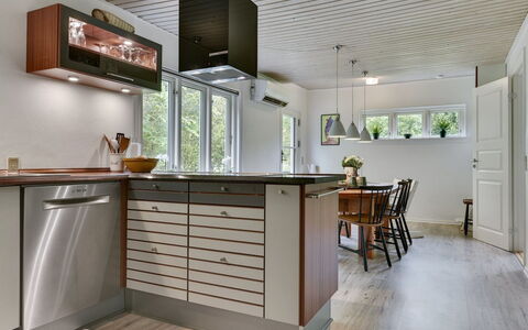 Thrugels - 200M from the Sea: Flooring, Holz, Küche, Interior Design, Küchengerät, Fussboden, Möbel, Cabinetry, Countertop, Decke