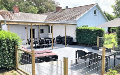 Thrugels - 200M from the Sea: Veranda, Schatten, Garten, Zaun, Deck, Outdoor Struktur, Hinterhof, Garten, Landscaping, Terrasse