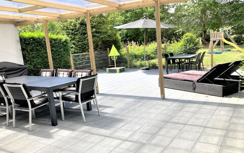 Thrugels - 200M from the Sea: Möbel, Flooring, Gartenmöbel, Fussboden, Tisch Im Freien, Verbundwerkstoff, Blumentopf, Stuhl, Schatten, Garten