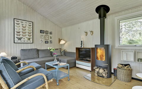 Giertrud - 500M from the Sea: Flooring, Holz, Möbel, Interior Design, Fussboden, Wohnzimmer, Zimmer, Couch, Beleuchtung, Zuhause