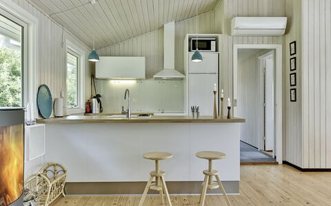 Giertrud - 500M from the Sea: Flooring, Interior Design, Holz, Decke, Fussboden, Light Fixture, Küche, Holzboden, Zuhause, Haushaltsgerät