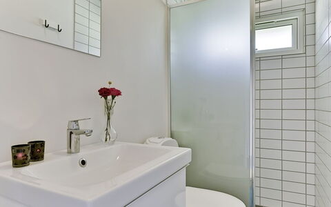 Giertrud - 500M from the Sea: Badezimmer, Armatur, Wand, Interior Design, Flooring, Bad Sink, Fussboden, Sinken, Toilette, Zapfhahn