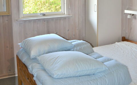 Kustaa - 1Km from the Sea: Schlafzimmer, Möbel, Bett, Bettdecke, Bedding, Holz, Linens, Fussboden, Textil, Interior Design