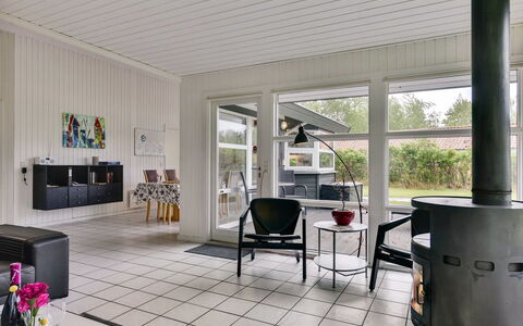 Riaan - 200M from the Sea: Möbel, Interior Design, Flooring, Holz, Fussboden, Decke, Holzboden, Stuhl, Tabelle, Beleuchtung