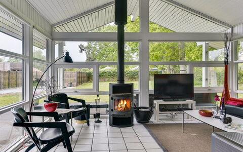 Riaan - 200M from the Sea: Möbel, Interior Design, Flooring, Holz, Fussboden, Decke, Holzboden, Stuhl, Tabelle, Beleuchtung