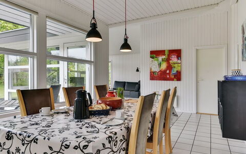 Riaan - 200M from the Sea: Möbel, Interior Design, Flooring, Holz, Fussboden, Decke, Holzboden, Stuhl, Tabelle, Beleuchtung