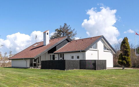 Faina - 100M from the Sea: Dach, Haus, Zuhause, Hütte, Tür, Abstellgleis, Deck, Veranda, Planke, Hartholz