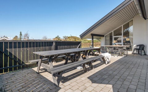 Faina - 100M from the Sea: Dach, Haus, Zuhause, Hütte, Tür, Abstellgleis, Deck, Veranda, Planke, Hartholz