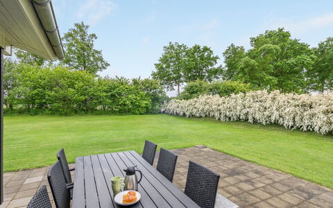 Jaike - 350M from the Sea: Möbel, Interior Design, Flooring, Holz, Fussboden, Decke, Holzboden, Stuhl, Tabelle, Beleuchtung