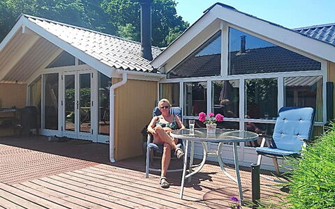Sporgh - 100M from the Sea: Zuhause, Schatten, Hütte, Tür, Gartenmöbel, Estate, Freizeit, Veranda, Abstellgleis, Garten