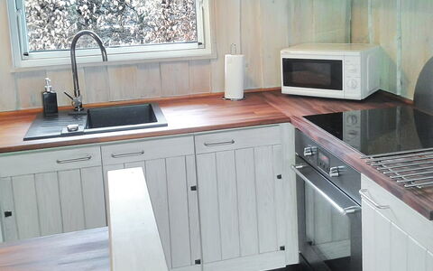 Sporgh - 100M from the Sea: Flooring, Küche, Küchengerät, Holz, Countertop, Cabinetry, Möbel, Spüle, Fussboden, Interior Design