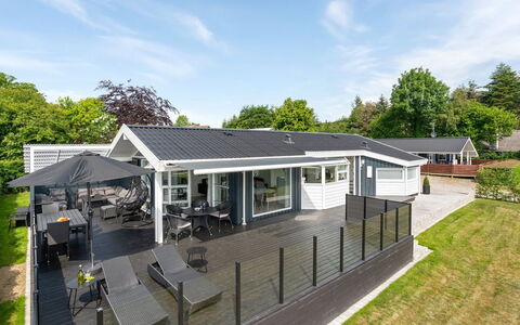 Aasta - 250M from the Sea: Flooring, Wand, Fussboden, Interior Design, Holz, Decke, Holzboden, Beleuchtung, Möbel, Laminatboden