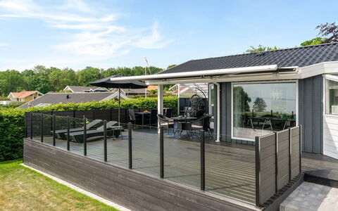 Aasta - 250M from the Sea: Flooring, Wand, Fussboden, Interior Design, Holz, Decke, Holzboden, Beleuchtung, Möbel, Laminatboden