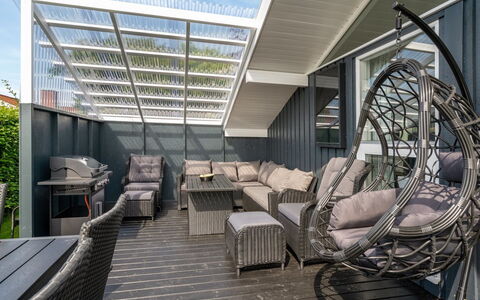 Aasta - 250M from the Sea: Flooring, Wand, Fussboden, Interior Design, Holz, Decke, Holzboden, Beleuchtung, Möbel, Laminatboden