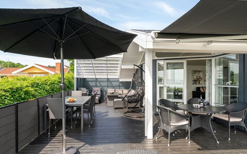 Aasta - 250M from the Sea: Flooring, Wand, Fussboden, Interior Design, Holz, Decke, Holzboden, Beleuchtung, Möbel, Laminatboden