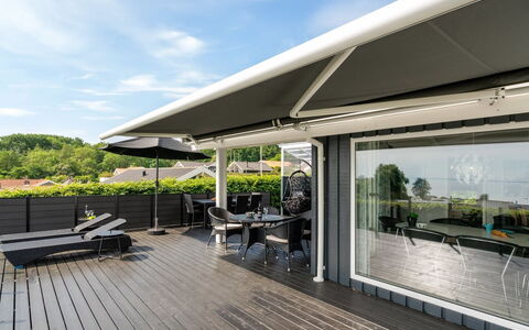 Aasta - 250M from the Sea: Flooring, Wand, Fussboden, Interior Design, Holz, Decke, Holzboden, Beleuchtung, Möbel, Laminatboden