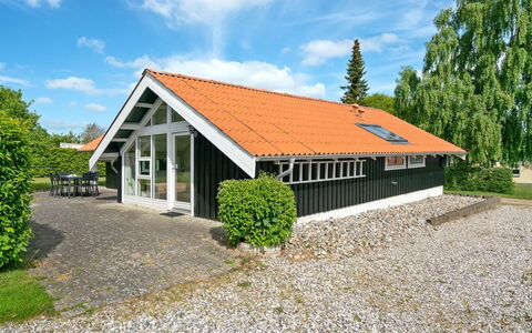 Dea - 850M from the Sea: Wohngebiet, Dach, Vorort, Auffahrt, Estate, Kamin