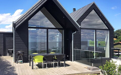Reinhard - 50M from the Sea: Möbel, Interior Design, Flooring, Holz, Fussboden, Decke, Holzboden, Stuhl, Tabelle, Beleuchtung