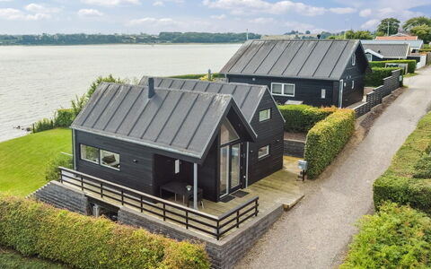 Reinhard - 50M from the Sea: Möbel, Interior Design, Flooring, Holz, Fussboden, Decke, Holzboden, Stuhl, Tabelle, Beleuchtung