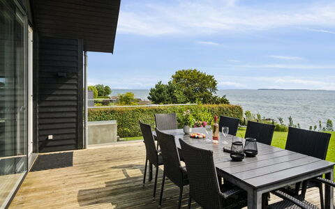 Reinhard - 50M from the Sea: Möbel, Interior Design, Flooring, Holz, Fussboden, Decke, Holzboden, Stuhl, Tabelle, Beleuchtung