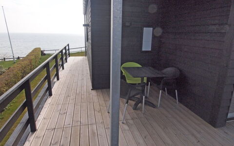 Reinhard - 50M from the Sea: Holz, Fussboden, Verbundwerkstoff, Deck, Hartholz, Planke, Balkon, Holzboden, Holzbeize, Geländer
