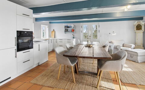 Myra - 18Km from the Sea: Möbel, Interior Design, Flooring, Fussboden, Holzboden, Holz, Stuhl, Tabelle, Esszimmer, Decke