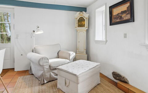 Myra - 18Km from the Sea: Möbel, Interior Design, Flooring, Wand, Fussboden, Decke, Zimmer, Beleuchtung, Wohnzimmer, Zuhause