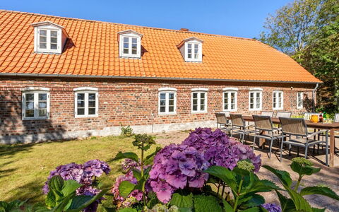 Myra - 18Km from the Sea: Hütte, Estate, Garten, Garten, Backstein, Bauernhaus, Rasen, Villa