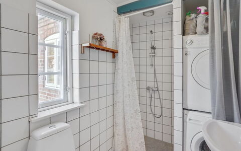 Myra - 18Km from the Sea: Flooring, Fussboden, Armatur, Interior Design, Installation, Badezimmer, Decke, Zimmer, Fliese, Toilette
