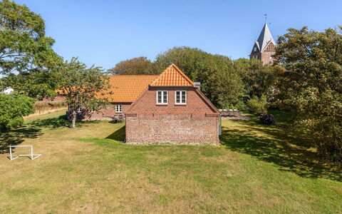 Myra - 18Km from the Sea: Gras, Baum, Gebäude, Haus, Dach, Strauch, Hütte, Zuhause, Die Architektur