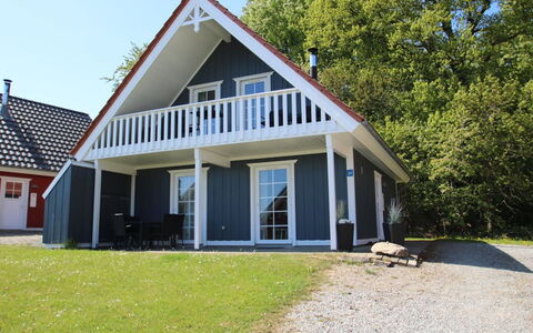 Babette - 75M to the Fjord: Haus, Zuhause, Dach, Wohngebiet, Hütte, Estate, Bauernhaus, Rasen, Landscaping, Abstellgleis