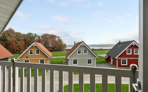 Babette - 75M to the Fjord: Haus, Zuhause, Dach, Wohngebiet, Hütte, Estate, Bauernhaus, Rasen, Landscaping, Abstellgleis