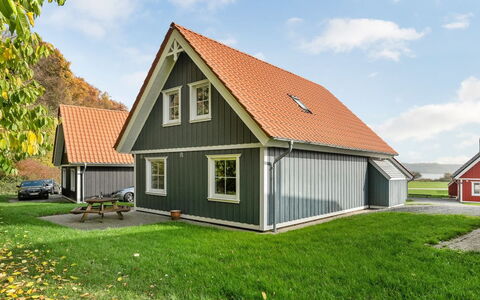 Babette - 75M to the Fjord: Haus, Zuhause, Dach, Wohngebiet, Hütte, Estate, Bauernhaus, Rasen, Landscaping, Abstellgleis