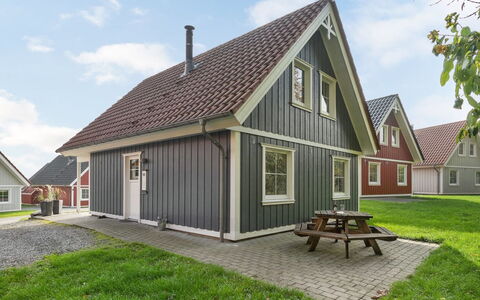 Babette - 75M to the Fjord: Haus, Zuhause, Dach, Wohngebiet, Hütte, Estate, Bauernhaus, Rasen, Landscaping, Abstellgleis