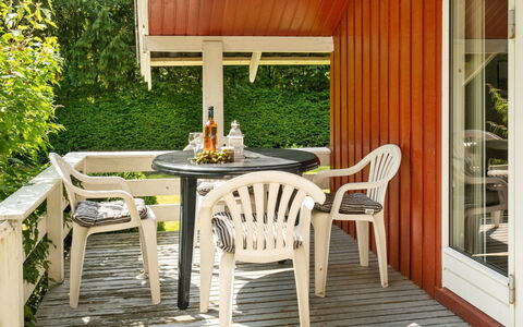 Rentje - 31Km from the Sea: Möbel, Interior Design, Stuhl, Flooring, Tabelle, Resort, Fussboden, Decke, Zimmer, Eco Hotel