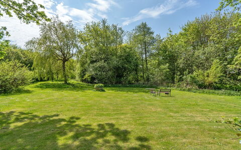 Birita - 20Km from the Sea: Blau, Strauch, Hütte, Ground, Garten, Estate, Schatten, Landscaping, Bauernhaus, Eco Hotel