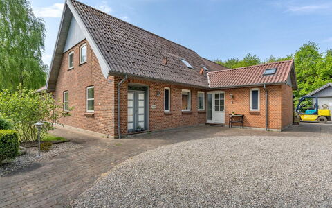 Birita - 20Km from the Sea: Blau, Strauch, Hütte, Ground, Garten, Estate, Schatten, Landscaping, Bauernhaus, Eco Hotel